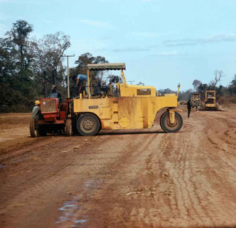 Einsatz von US-amerikanischen Baumaschinen, hier eine Gummiradwalze, für den Straßenbau in der Demokratischen Volksrepublik Laos.