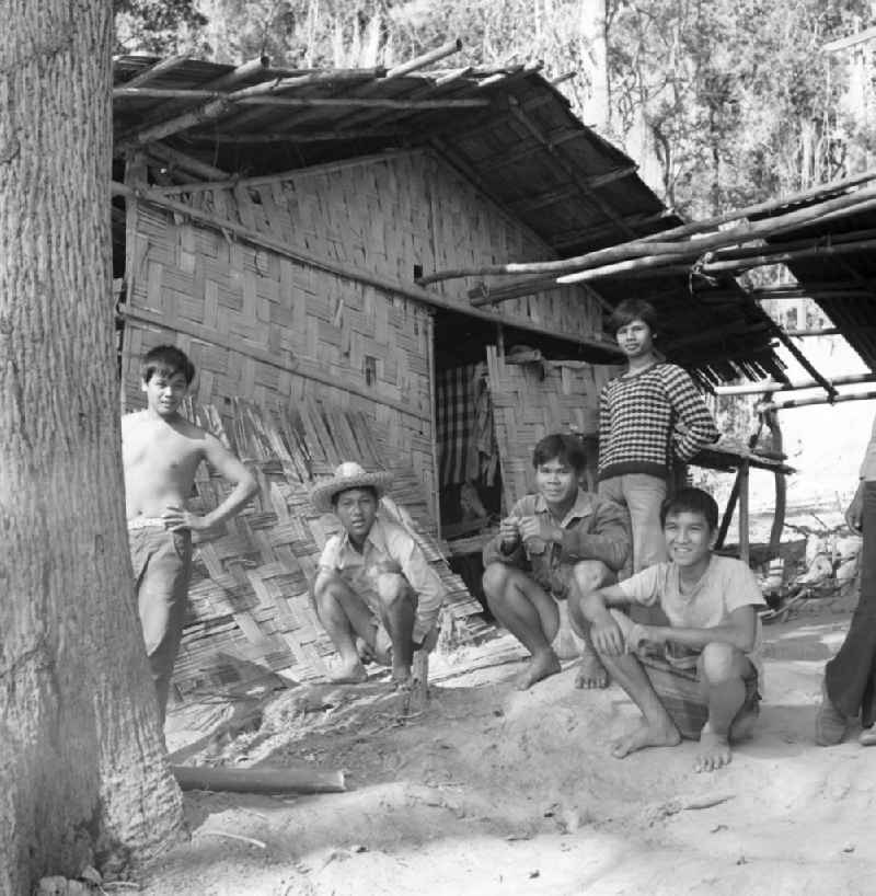 Männer auf der Männerinsel Don Thao im Nam-Ngum-Stausee in der Demokratischen Volksrepublik Laos. Das Nam Ngum Reservoir entstand mit der Fertigstellung des gleichnamigen Staudamms im Jahr 1971. Die im See liegenden Inseln dienten in den 7