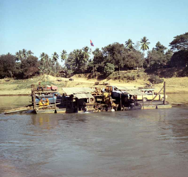 Fähre über den Nam-Ngum-Fluß in der Demokratischen Volksrepublik Laos.