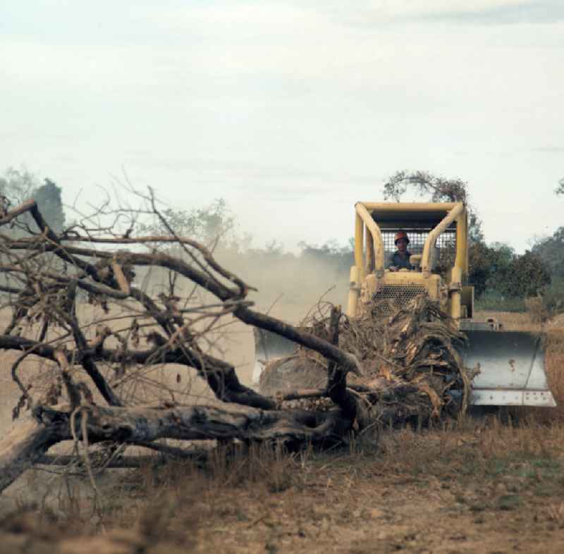 Einsatz von US-amerikanischen Baumaschinen, hier eine Planierraupe der US-amerikanischen Firma Caterpillar, für den Straßenbau in der Demokratischen Volksrepublik Laos.