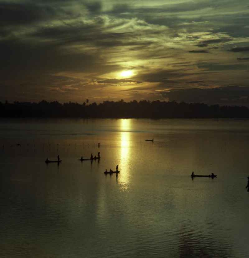 Sonnenuntergang am Mekong in der Demokratischen Volksrepublik Laos.