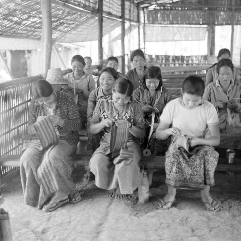 Frauen auf der Fraueninsel, Don Nang, im Nam-Ngum-Stausee in der Demokratischen Volksrepublik Laos. Das Nam Ngum Reservoir entstand mit der Fertigstellung des gleichnamigen Staudamms im Jahr 1971. Die im See liegenden Inseln dienten in den 7