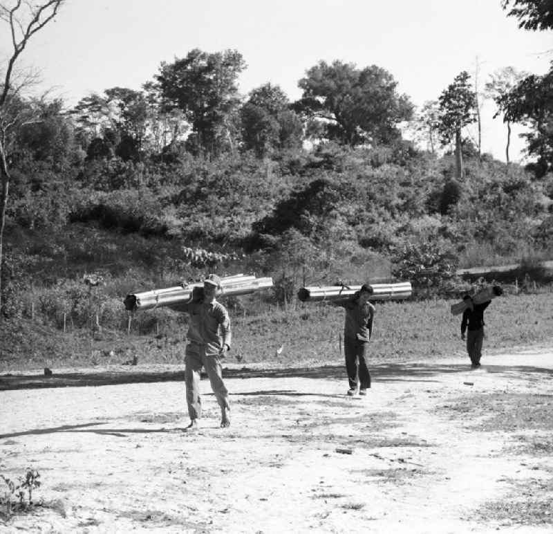 Männer auf der Männerinsel, Don Thao, im Nam-Ngum-Stausee in der Demokratischen Volksrepublik Laos. Das Nam Ngum Reservoir entstand mit der Fertigstellung des gleichnamigen Staudamms im Jahr 1971. Die im See liegenden Inseln dienten in den 7
