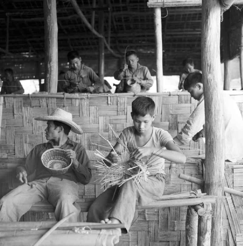 Männer auf der Männerinsel, Don Thao, im Nam-Ngum-Stausee in der Demokratischen Volksrepublik Laos. Das Nam Ngum Reservoir entstand mit der Fertigstellung des gleichnamigen Staudamms im Jahr 1971. Die im See liegenden Inseln dienten in den 7