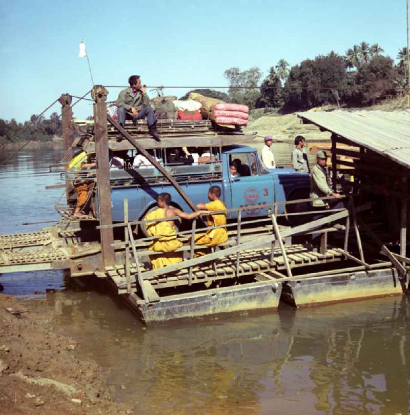 Fähre über den Nam-Ngum-Fluß in der Demokratischen Volksrepublik Laos.