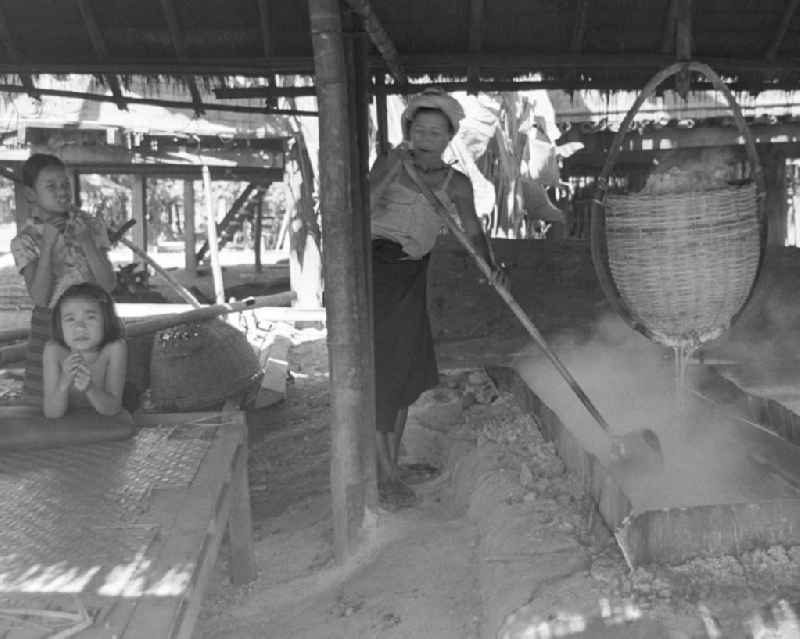 Salzsiederdorf in der Demokratischen Volksrepublik Laos nahe des Flusses Nam Ngum - in Pfannen wird durch Verdampfen des Wassers eines nahegelegenen Salzsees Salz gewonnen.