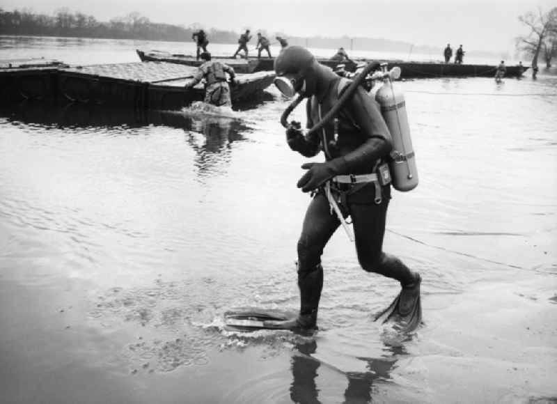 Divers of the NVA during an exercise in Anna Castle in Saxony-Anhalt