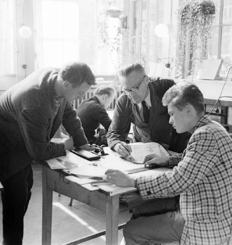 Planning and draught consultation for new products in the lead glass VEB in Arnstadt in the federal state Thuringia in the area of the former GDR, German democratic republic  174 / 2