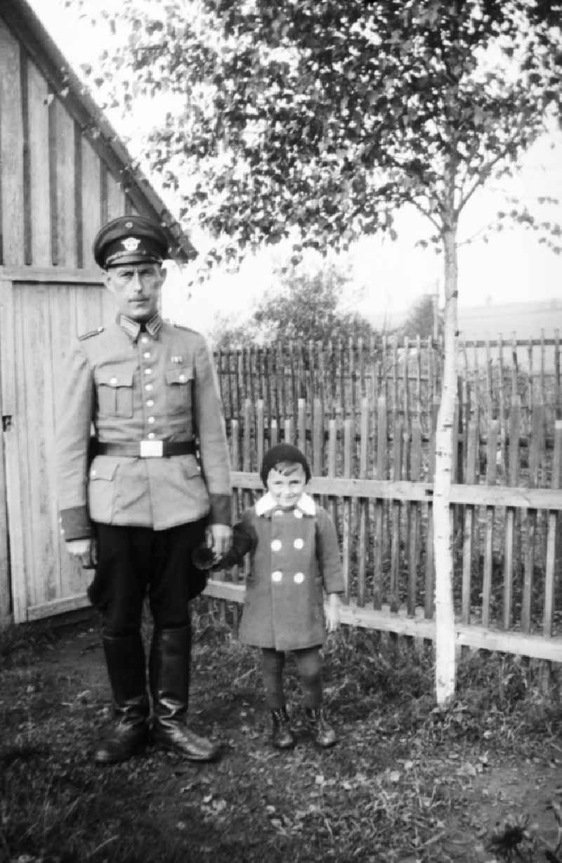 Father in imperial weir uniform with his daughter in Arnstadt in Thuringia in the area of the German empire, Germany