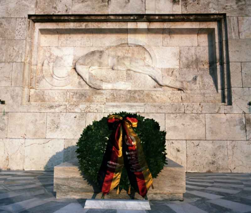 Deposited wreath on the grave of the Unknown Soldier in Athens, Greece. The GDR state and party leader Erich Honecker equips Greece a two-day state visit, here look at the grave of the unknown soldier after laying a wreath by Honecker on 11.1