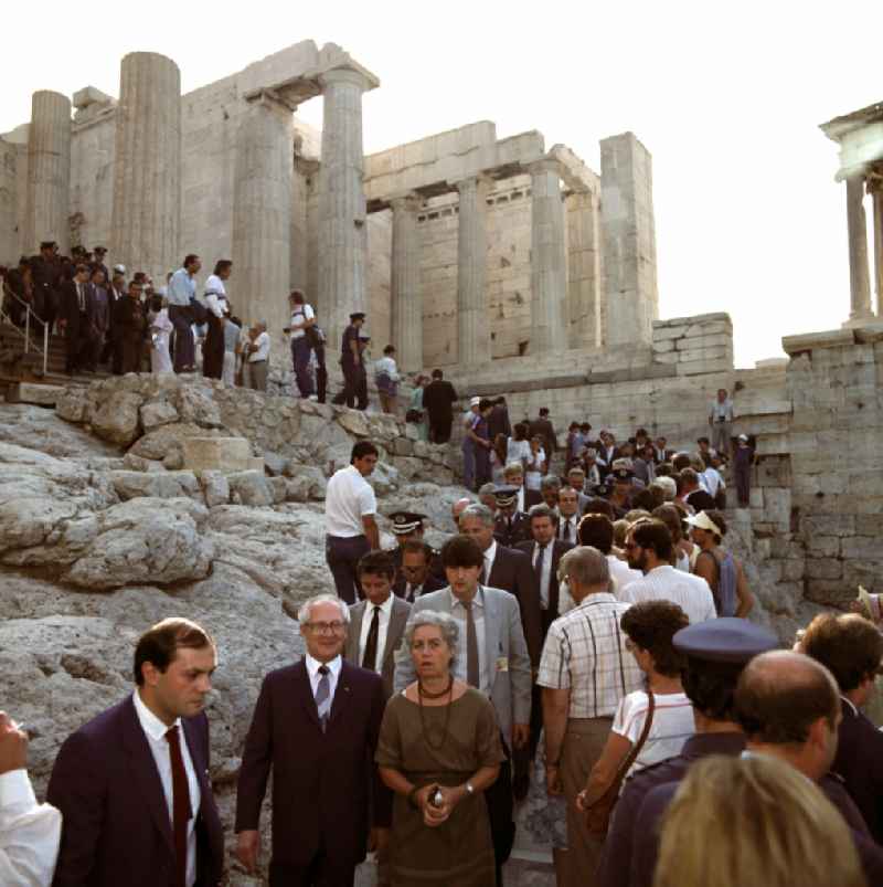 The GDR state and party leader Erich Honecker equips Greece from a two-day state visit here include Erich Honecker the Acropolis with the Erechtheion of Athens in Greece. It was Honecker's second visit of a NATO country after his trip to Italy in the spring of 1985. The expansion of contacts with the West, a new image of the GDR should propagandiert than European and peace-loving country and the GDR as an important partner for future East-West relations are shown