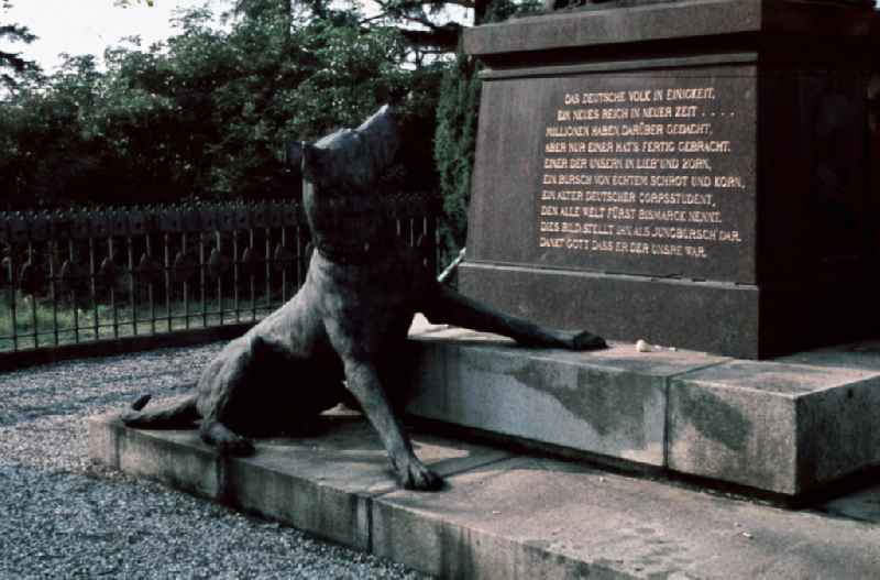 Das Originale Jungbismarck-Denkmal auf der Rudelsburg. Es zeigt Otto von Bismarck mit seinem Hund Ariel als jungen Studenten. The original memorial of the young Bismarck at the castle Rudelsburg.