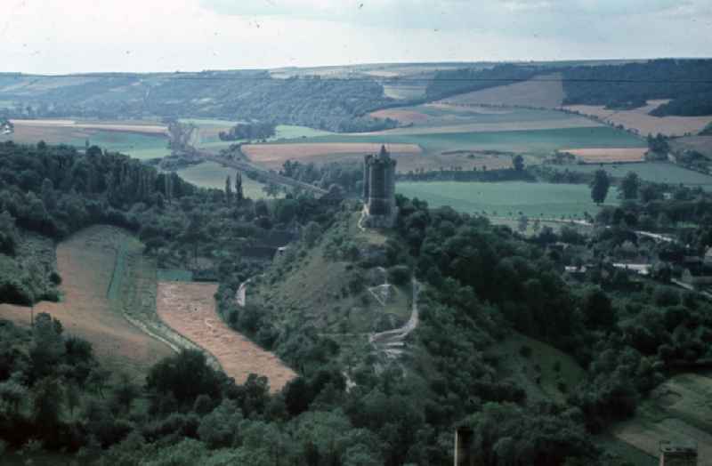 Blick von der Rudelsburg auf die Burgruine Saaleck. View from the castle Rudelsburg of the castle ruin Saaleck.