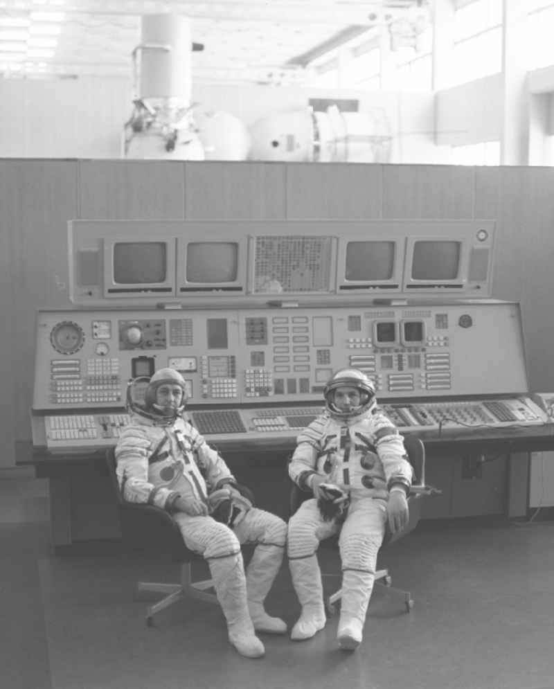 The cosmonauts Pyotr Klimuk and Vitaly Sevastyanov (1935 - 201