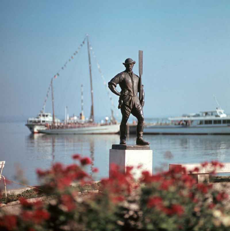 Statue vom Fährmann in Balatonfüred am Balaton. Der ungarische Plattensee gehörte zu den beliebtesten Reisezielen der DDR-Bürger im sozialistischen Ausland.