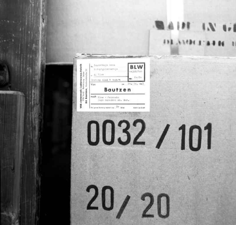 Eine Kiste mit 20 Taschen wird vom VEB Intermod Lederwarenfabrik Bautzen in der Humboldtstraße 23 in Bautzen nach Kiew geliefert. Die Geschichte des Unternehmens geht auf die im 19. Jahrhundert gegründete und 1946 enteignete Firma E. G. Leuner GmbH Bautzen zurück. In den 8