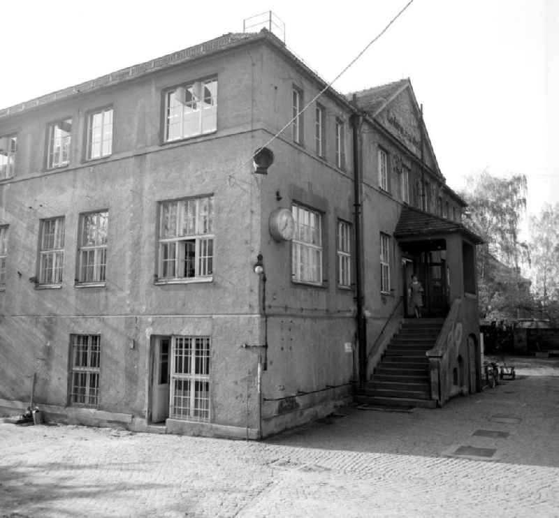 Blick auf das Fabrikgebäude des VEB Intermod Lederwarenfabrik Bautzen in der Humboldtstraße 23 in Bautzen. Die Geschichte des Unternehmens geht auf die im 19. Jahrhundert gegründete und 1946 enteignete Firma E. G. Leuner GmbH Bautzen zurück. In den 8