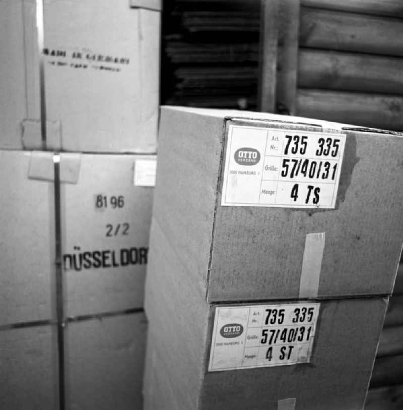 Kisten mit Taschen des VEB Intermod Lederwarenfabrik Bautzen werden zum OTTO-Versand nach Hamburg geliefert. Die Geschichte des Unternehmens geht auf die im 19. Jahrhundert gegründete und 1946 enteignete Firma E. G. Leuner GmbH Bautzen zurück. In den 8