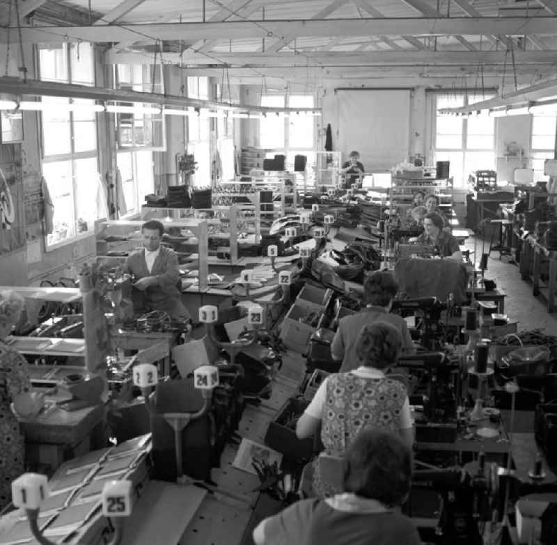 Blick in die Produktionsräume im VEB Intermod Lederwarenfabrik Bautzen in der Humboldtstraße 23 in Bautzen. Die Geschichte des Unternehmens geht auf die im 19. Jahrhundert gegründete und 1946 enteignete Firma E. G. Leuner GmbH Bautzen zurück. In den 8