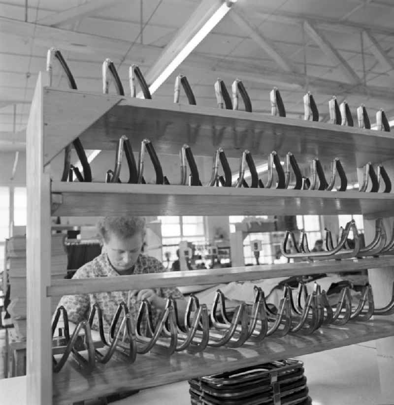 Blick in die Produktionsräume im VEB Intermod Lederwarenfabrik Bautzen in der Humboldtstraße 23 in Bautzen - hier wird das Design einer Handtasche besprochen. Die Geschichte des Unternehmens geht auf die im 19. Jahrhundert gegründete und 1946 enteignete Firma E. G. Leuner GmbH Bautzen zurück. In den 8