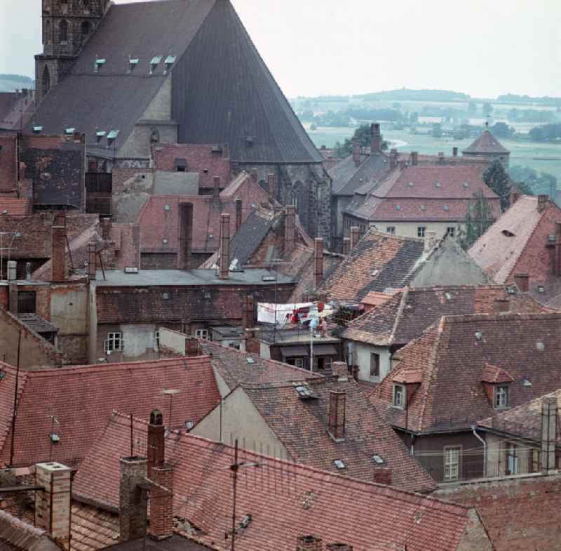 Wäsche hängt auf einem Flachdach in der Altstadt von Bautzen. Im Hintergrund der Dom St. Petri.