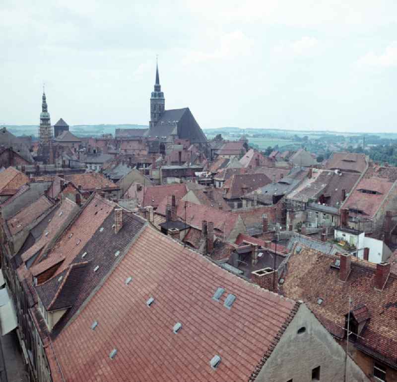 Blick von Norden über die Altstadt von Bautzen. Im Hintergrund sieht man den Turm des Rathauses (l) und den Dom St. Petri.