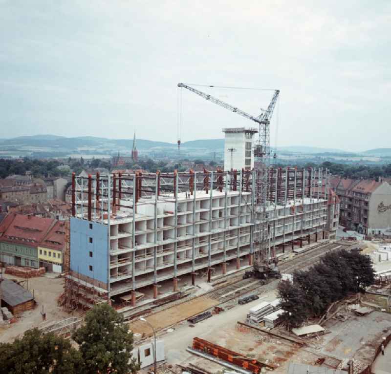 Im Osten von Bautzen wird ein Plattenbau errichtet. Der Wohnungsmangel in der DDR führte zu einem sozialen Wohnungsbauprogramm, das oft unabhängig von der historischen Stadtstruktur realisiert wurde.