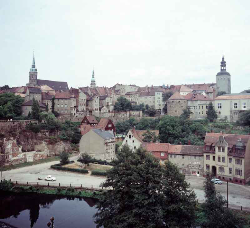 Blick von Süden auf die Altstadt von Bautzen mit Resten der Stadtmauer. Im Hintergrund v.l.n.r. der Turm des Dom St. Petri zu Bautzen, der Turm des Rathauses und der Lauenturm.