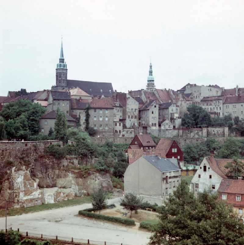 Blick von Süden auf die Altstadt von Bautzen mit Resten der Stadtmauer. Links ist der Turm des Dom St. Petri zu Bautzen zu sehen, rechts der Turm des Rathauses.