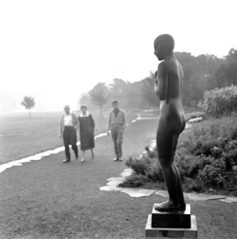 Plastik aus Bronze (Bronzeplastik), junge Frau Nackt hält sich schamhaft die Arme vor den Körper, auf Sockel im Treptower Park.