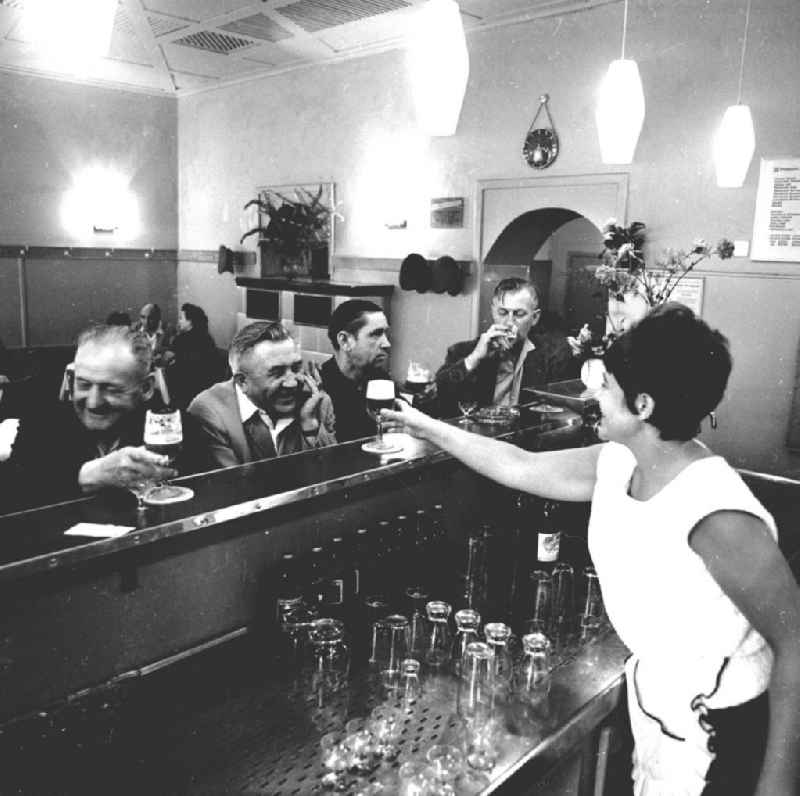 Neueröffnete Kaffee - und Bierstube
Schönhauser Allee 80
08.06.1966

Umschlagsnr.: 1966-