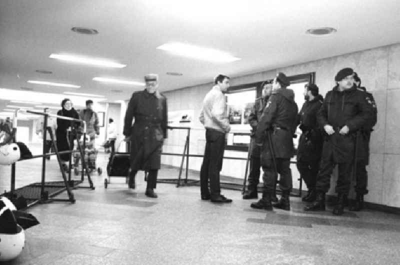 Bundespolizei im Hauptbahnhof (Ostbahnhof)
3.1.1994

Umschlagsnr.: 1994-