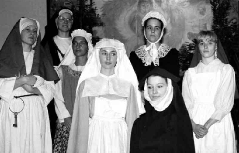 Frauen tragen alte traditionelle Schwesterntrachten in der Charité.