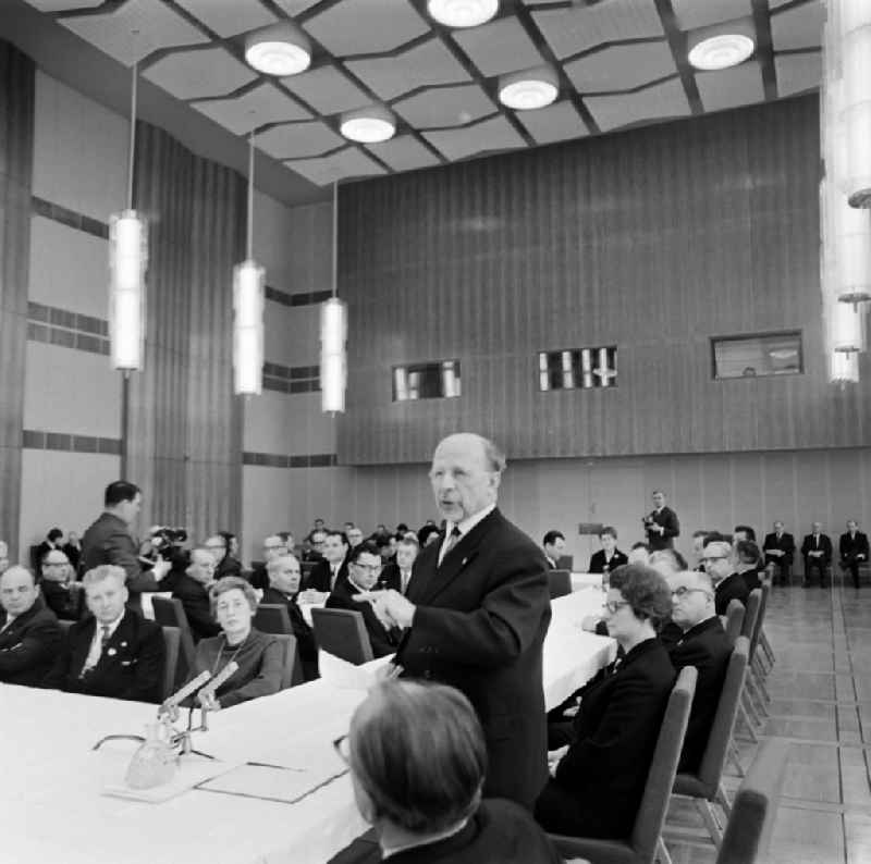Chairman of the State Council of the GDR, Walter Ulbricht, in the State Council building on Marx-Engels-Platz, at a reception for 50 general partners. The occasion of the reception was the 1