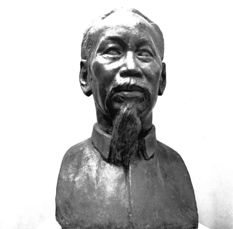 Hochschule für bildende und angewandte Kunst Berlin schenkte der in unserer Republik weilenden Delegation der DRV eine Bronzebüste Ho Chi Minhs. Schöpfer des Kunstwerkes ist Prof. Heinrich Drake.