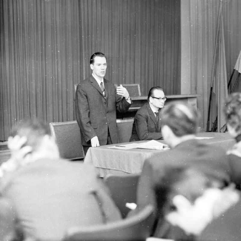 Berlin März 1966 Volkskorrespondenten - Konferenz. Referat hält Walter Florath.