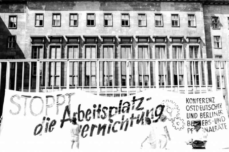 Demonstration and street protest action hunderter Menschen vor der Zentrale der Treuhandanstalt an der Wilhelmstrasse in Berlin, the former capital of the GDR, German Democratic Republic