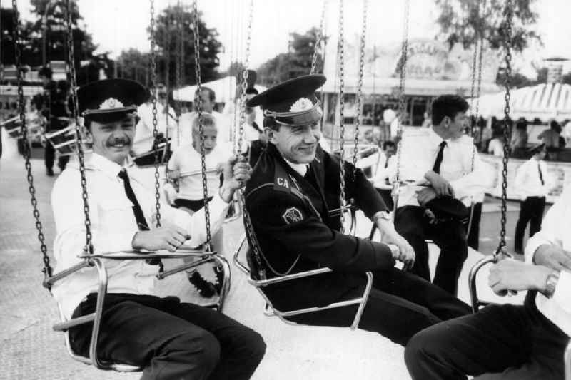 Offiziere der russischen Streitkräfte in Deutschland auf einen Rummel in Berlin- Tegel
1989