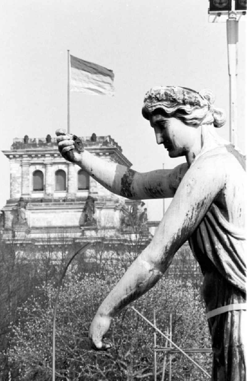 Demontage der Quadriga vom Brandenburger Tor für die Sanierung. Es scheint als hält die Quadriga vom Brandenburger Tor die Deutschland-Flagge vom Reichstag.