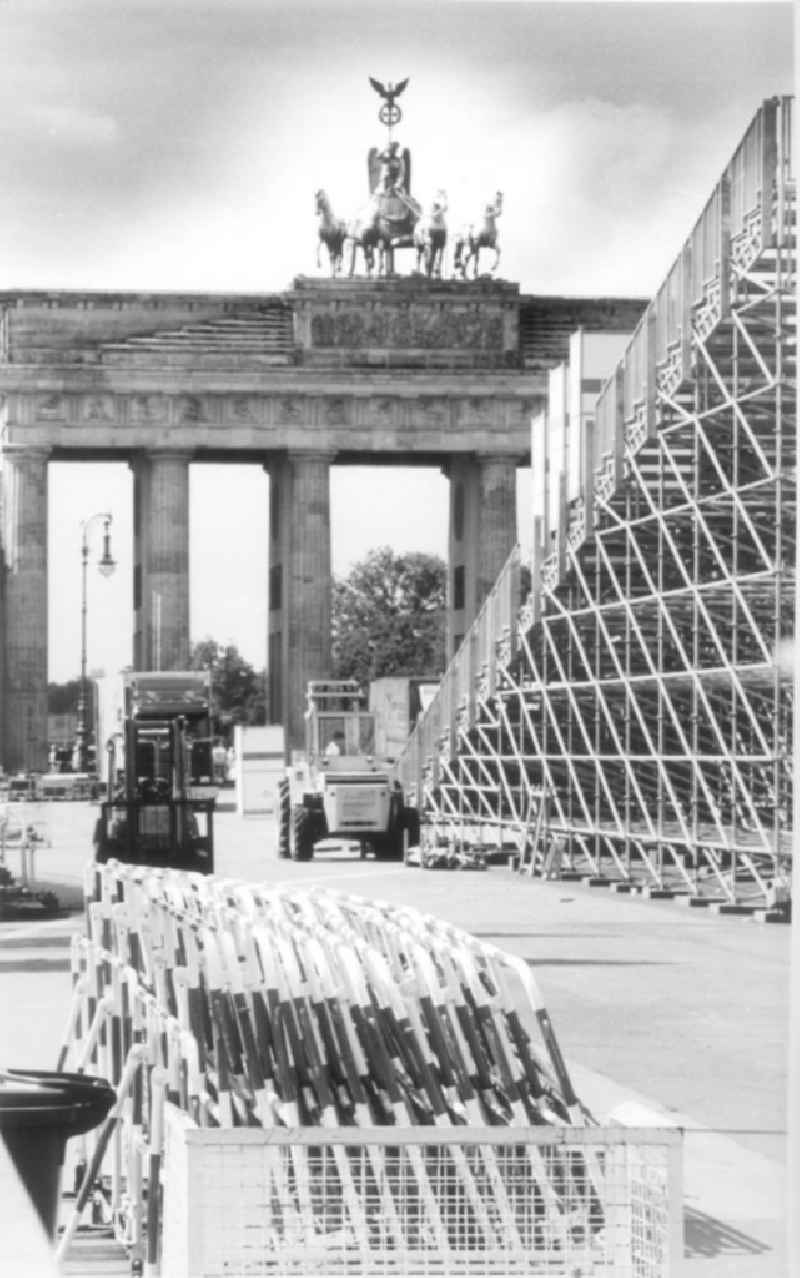 Absperrung am Brandenburger Tor. Vorbereitung für die feierliche Verabschiedung der West-Alliierten nach der Wiedervereinigung.