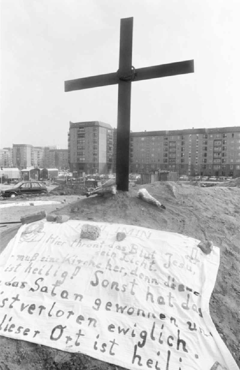 Warning and commemorative cross on the fragments and remains of the concrete bunker systems 'Fuehrerbunker - Reichskanzlei' on Vossstrasse in the district Mitte in Berlin East Berlin on the territory of the former GDR, German Democratic Republic