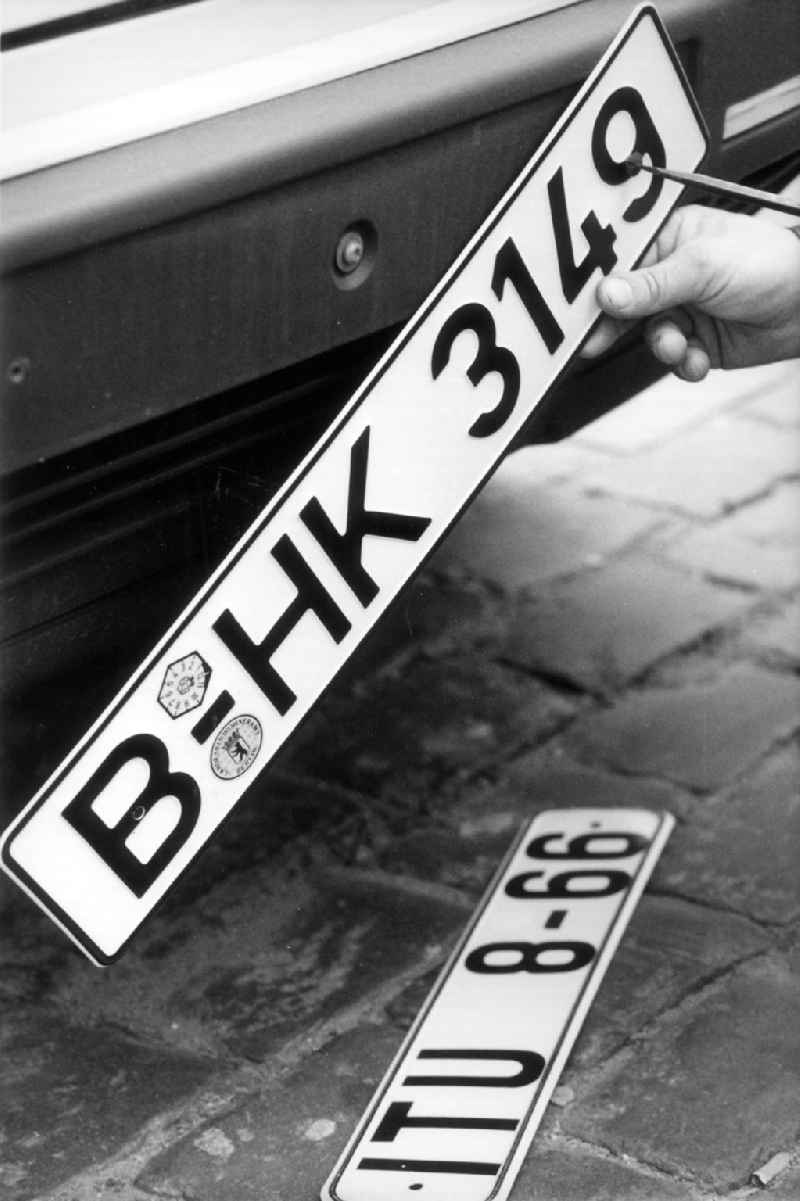 Umstellung der Autokennzeichen, alle Berliner Autos fahren bald nur mit dem Kennzeichen 'B'.