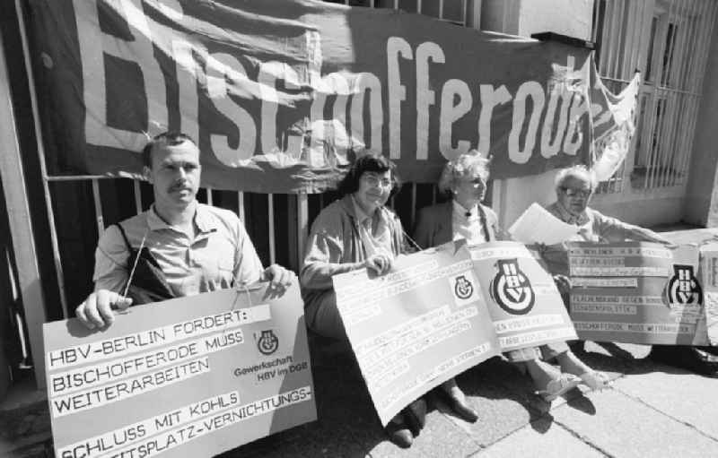 HBV union members occupy the Berlin IG mining headquarters and demonstrate for the preservation of the Bischofferode potash mine
