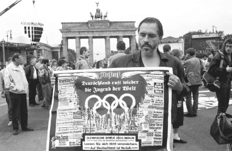 Olympiafest am Brandenburger Tor, Mann hält Plakat mit der Aufschrift 'Aufruf Deutschland ruft wieder die Jugend der Welt...' in die Kamera.
Foto: Lange
Umschlagsnr.: 1993-245