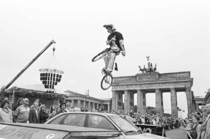 BMX / Fahrrad-Fahrer bei der führt Sprung auf Olympiafest am Brandenburger Tor vor.