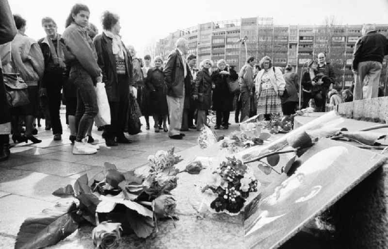Blumen zu Lenins Geburtstag am 'Leninplatz'
22.