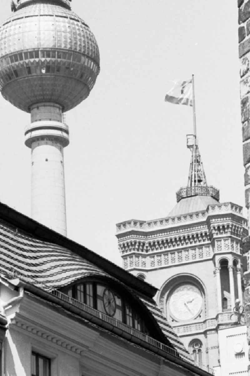 Symbol-Bild, Anschnitt Mehrfamilienhaus im Nikolai-Viertel mit Turm des Rotem Rathaus und dem Fernsehturm.