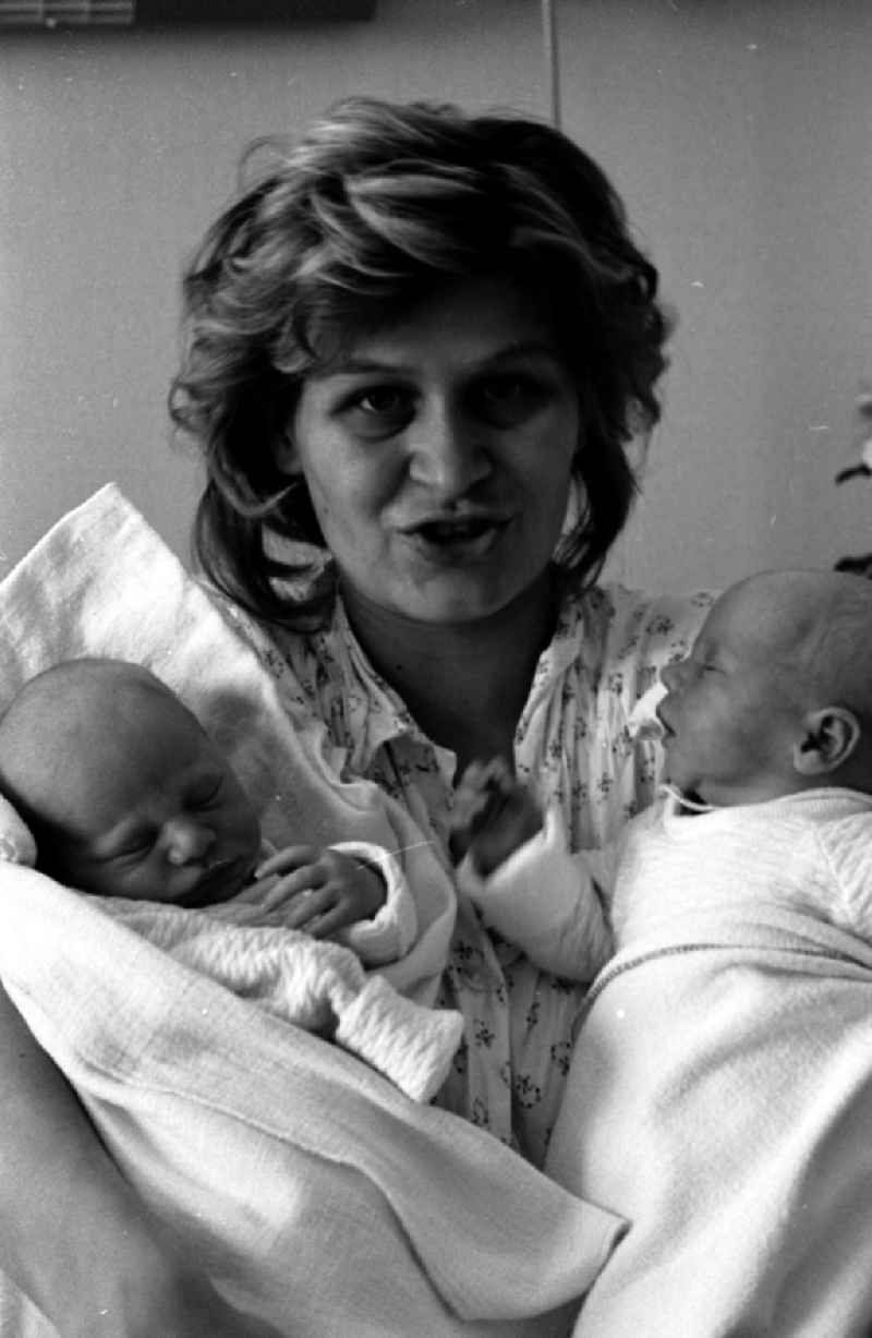 Mutter mit ihren Neugeborenen Zwillingen.