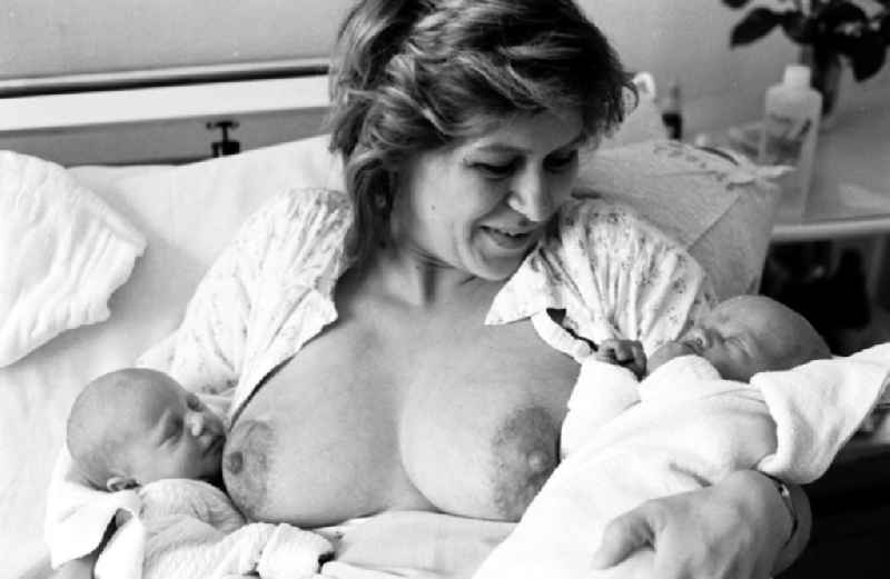 Mutter mit ihren Neugeborenen Zwillingen.