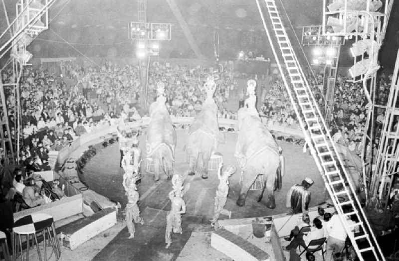 Im Zirkus Busch - Gastspiel sowjetischer Staatszirkus im Plänterwald